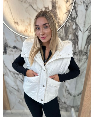 Kamizelka pudełkowa z kapturem By o la la...! śmietankowa