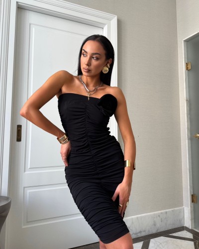 Sukienka z marszczeniem i różą La Milla czarna