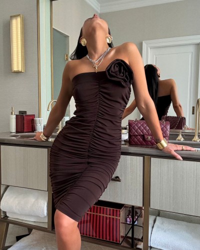 Sukienka z marszczeniem i różą La Milla czekoladowa