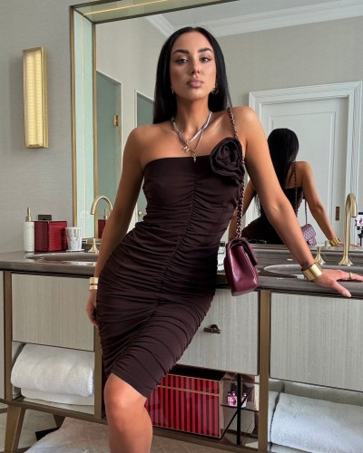 Sukienka z marszczeniem i różą La Milla czekoladowa