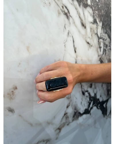 Pierścień prostokątny Berlin złoty z czernią