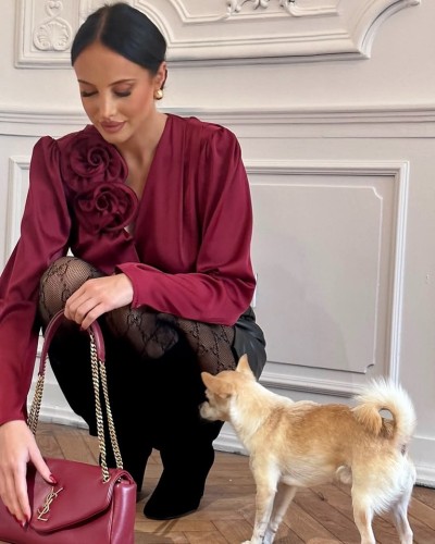 Bluzka satynowa z różą Belluci bordowa